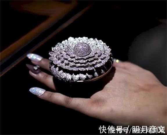 吉尼斯纪录 12638颗天然钻石!38.08克拉戒指打破吉尼斯世界纪录