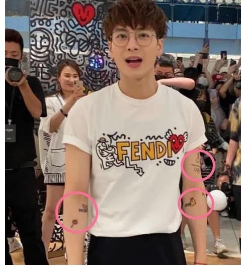 冰袖|录《奔跑吧》不能有纹身，王嘉尔花式遮挡，原谅我笑出了声