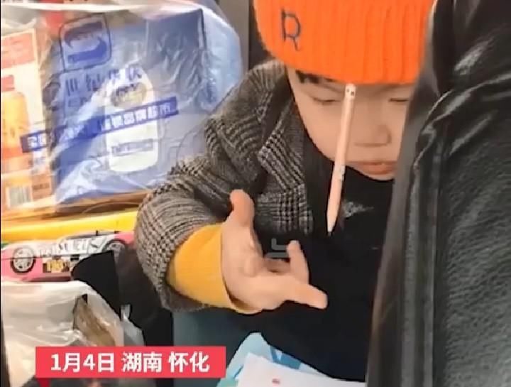 安全隐患|萌娃写作业姿势火了,笔好像是多余的,主要作用是“接收信号”