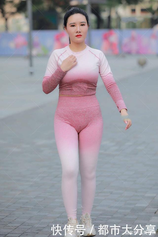运动风也能穿出新花样,微胖女人搭配无痕裤,穿出不一样的美