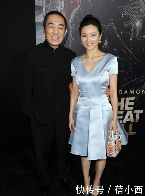 张艺谋又带小娇妻陈婷亮相,穿白色条纹连衣裙,简约之中透着高级