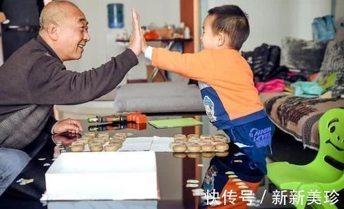 落泪|5岁男孩上课一直“抖腿”,老师走近一看,却心疼得忍不住落泪