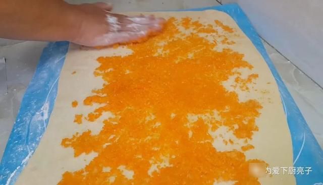 椰蓉酥|2个鸡蛋，半斤面粉，不蒸馒头不烙饼，酥到掉渣，看着就流口水了