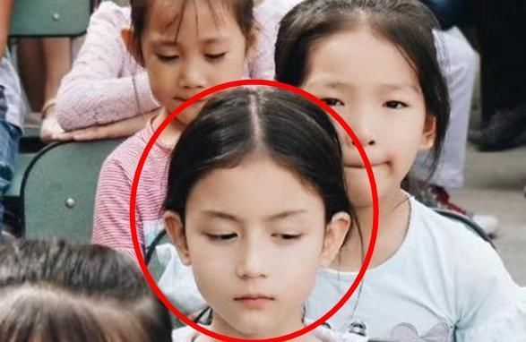 走红|幼儿园“混血女孩”走红,即使眼神迷离,也成为关注“焦点”