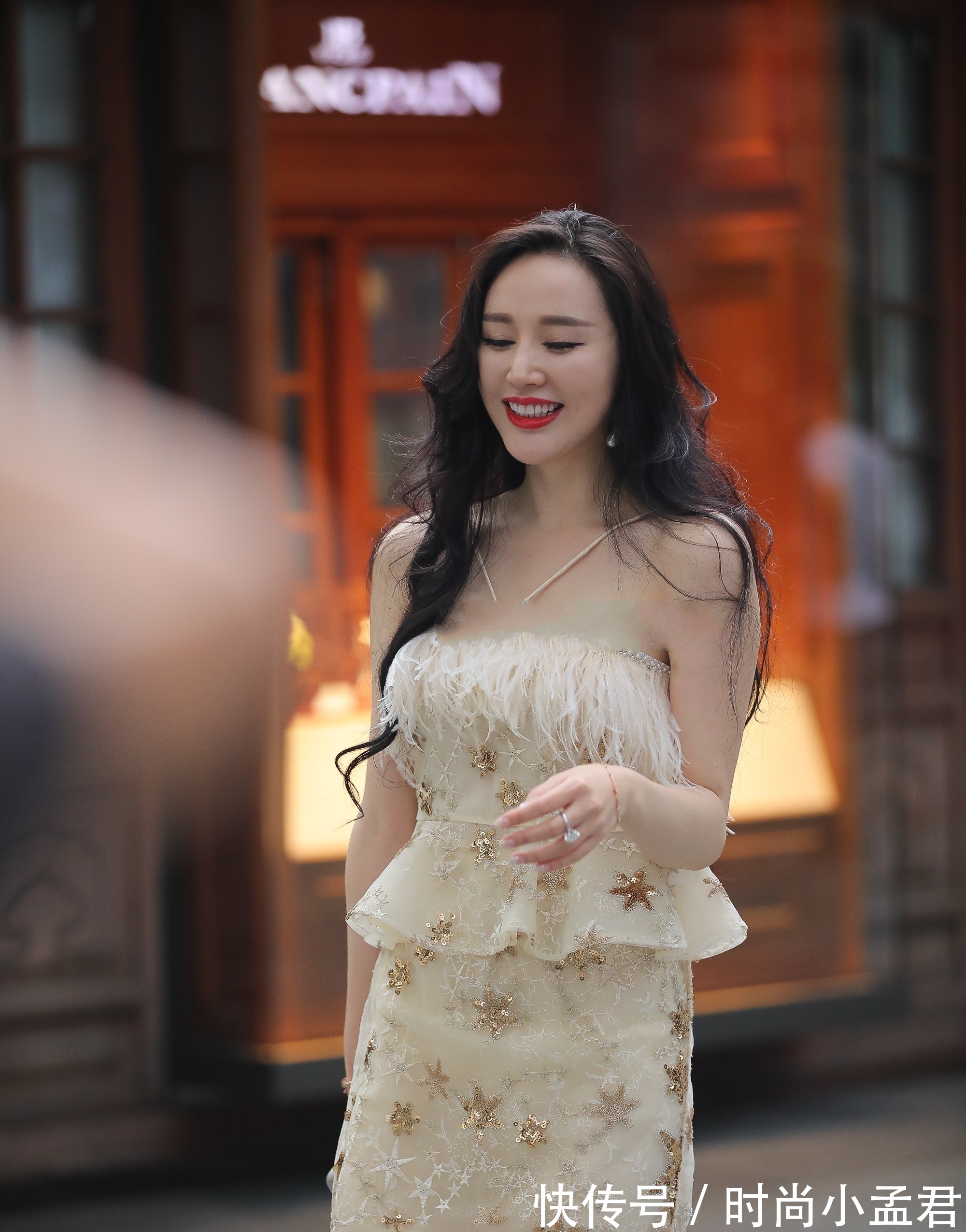 高跟鞋|独特设计两根带子“挂”在脖子上,时尚款裙子,显优美曲线