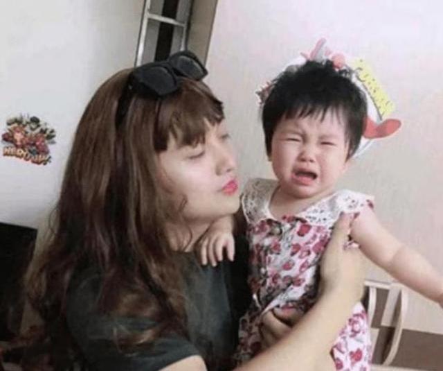 妈妈|“最漂亮爸爸”火了,扮成“妈妈”哄女儿开心,网友:别人的爸爸