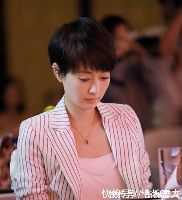 长发|马伊琍终于换回短发,长发扎马尾虽减龄,可还是短发适合她!