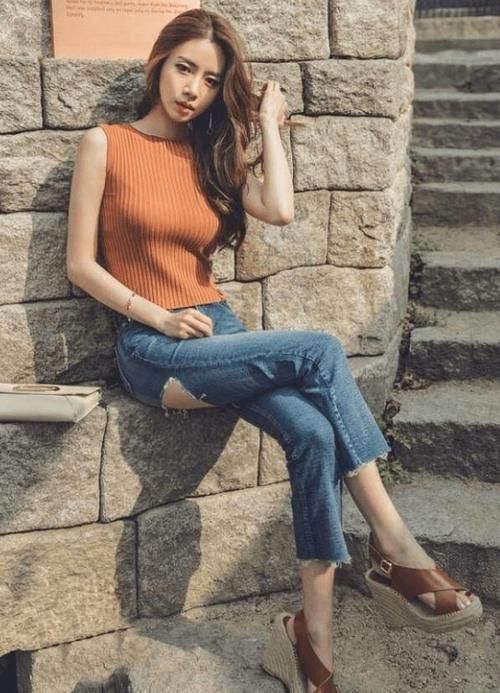 简约|清新可人的美女，穿上紧身牛仔裤增加一丝干练，简约穿搭优雅气质