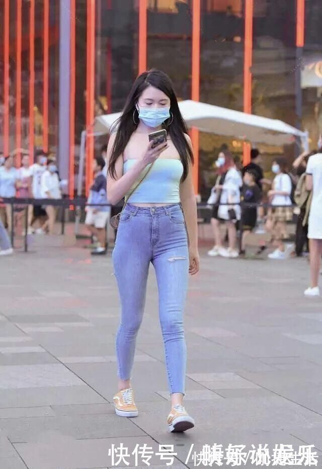 牛仔|破洞裤+白色抹胸,穿出了优雅与气质,顺便达到了修饰身形的作用