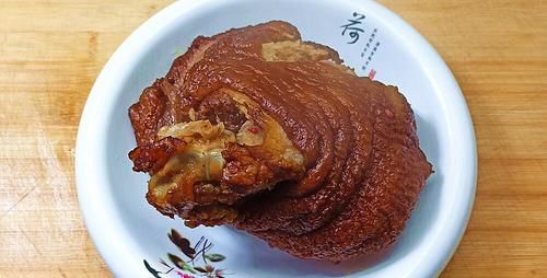 年夜饭“虎皮肘子”怎么做好吃？记住这2个诀窍，口感软烂味香