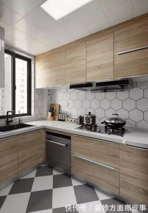 硅藻泥|102平北欧风三居室,选择深色布艺沙发只是为了耐脏