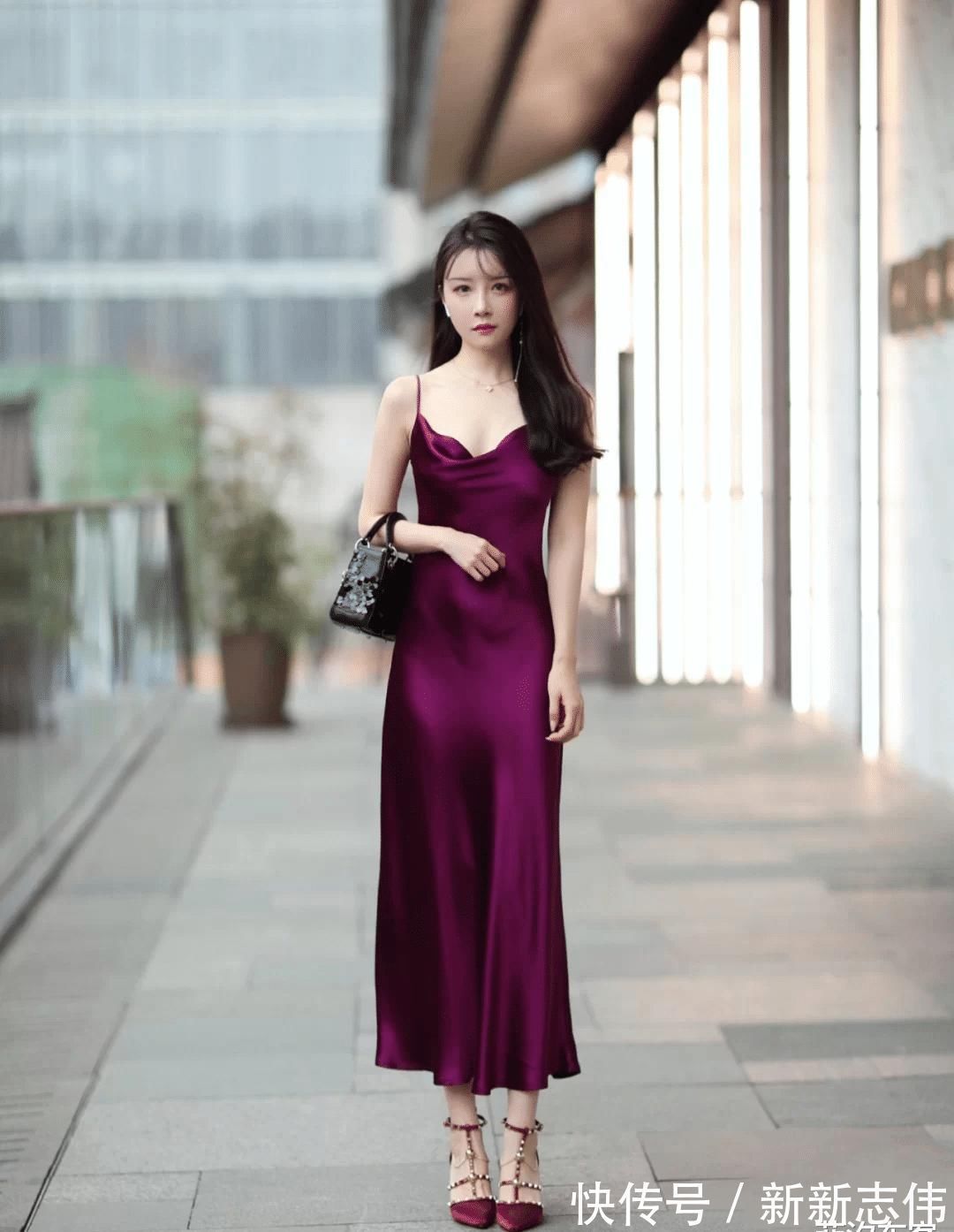 整体造型 带着慵懒睡衣风的吊带裙很流行,清新又高级,让整体造型优雅动人