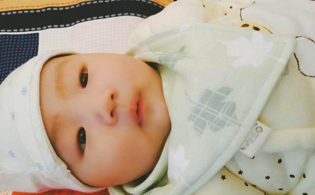 父母|经常被抱的孩子,和经常躺着的孩子谁更健康?医生:两者差距明显