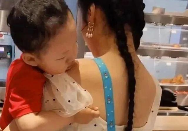 邋遢|妈妈穿“露肩装”逛街,直男儿子为她操碎了心,暖心举动笑翻网友