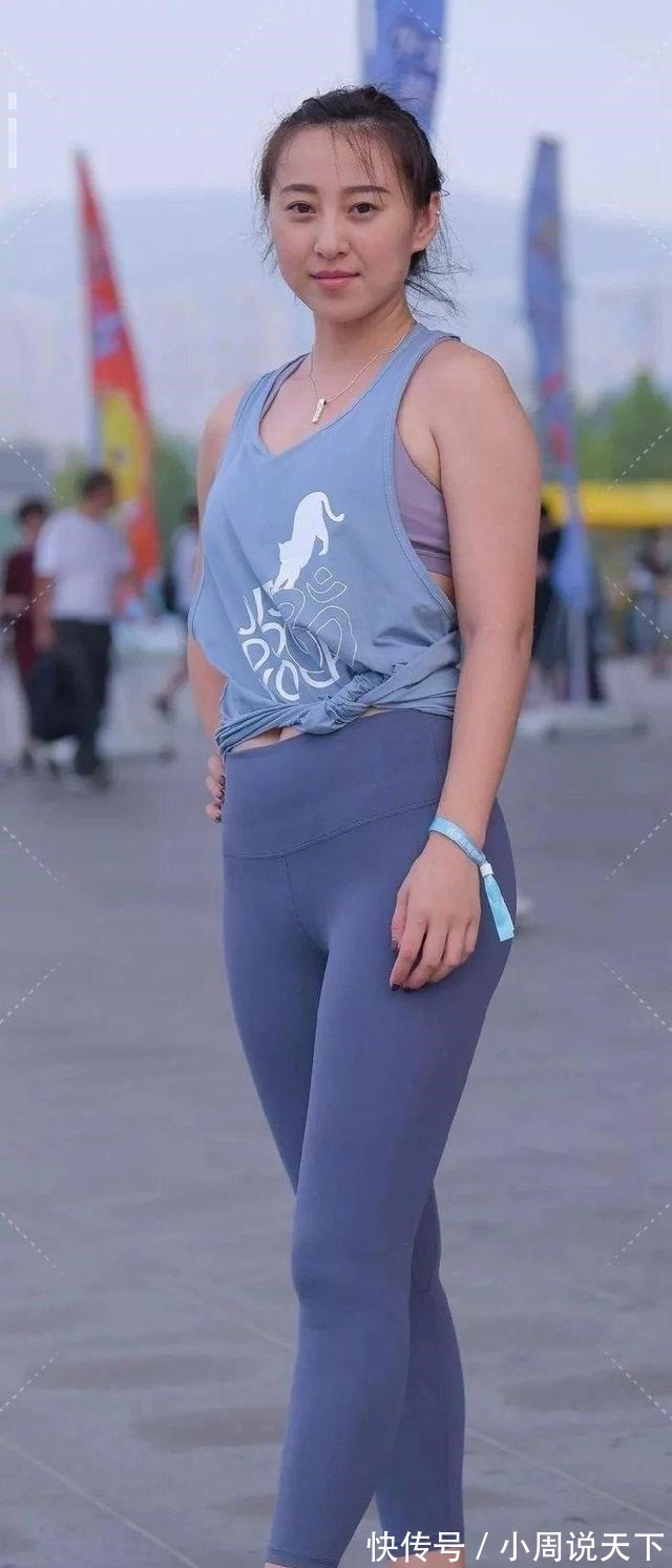 牛仔 丰润雅致的鲨鱼裤美女,打破单调和刻板,白运动鞋!