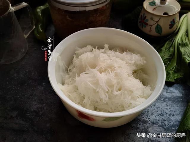 一款家常水煎包，从调馅到出锅，鲜美多汁好味美，出锅就吃仨