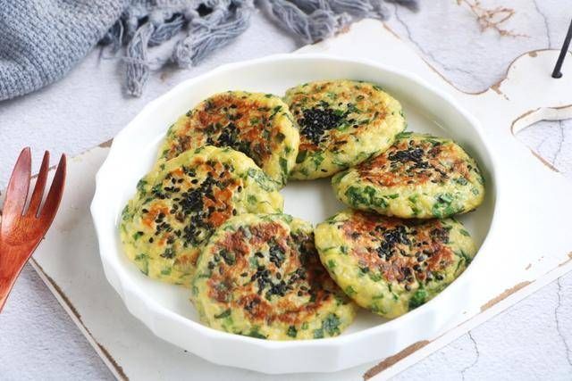 米饭鸡蛋饼|韭菜鸡蛋新吃法,比韭菜盒子简单,比煎饼好吃,早餐连吃3天不腻