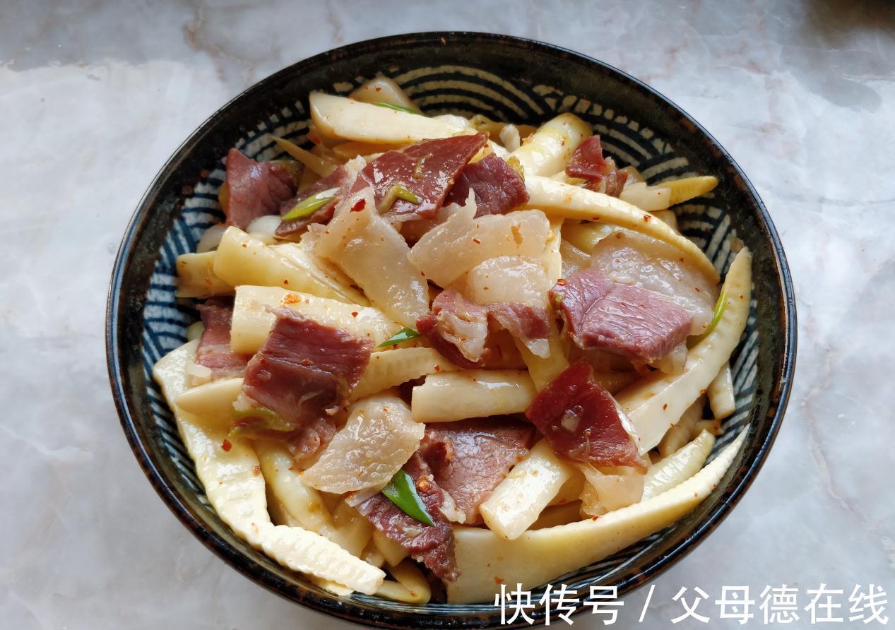 火腿切薄片搭配脆嫩的笋，味道太鲜美了，一口吃出幸福感