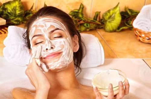 敷面膜时，那张塑料纸别扔了，很多女生都丢了，难怪皮肤越敷越干