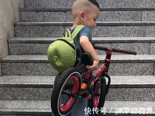 宝宝|“男子汉宝宝”火了,搬着自行车上楼梯的那一刻“男友力”爆棚