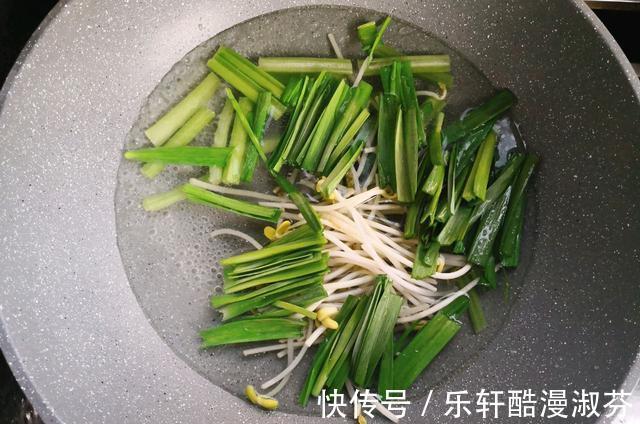 水煮肉片|水煮肉片的家常做法，做好之后肉片滑嫩，下饭又解馋