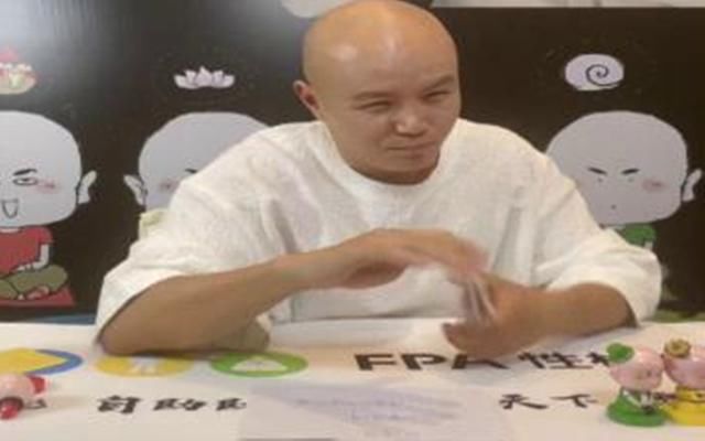 乐嘉首次公开露面，直播间潸然泪下，对《超级演说家》余怒未消