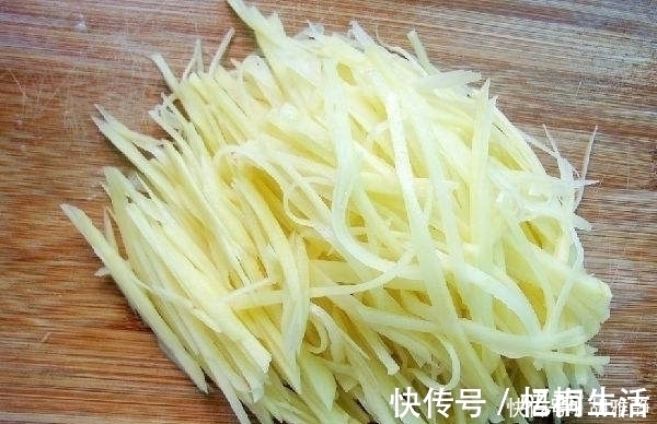 步骤|炒土豆丝的时候，不要直接下锅！加上这个步骤，又香又脆
