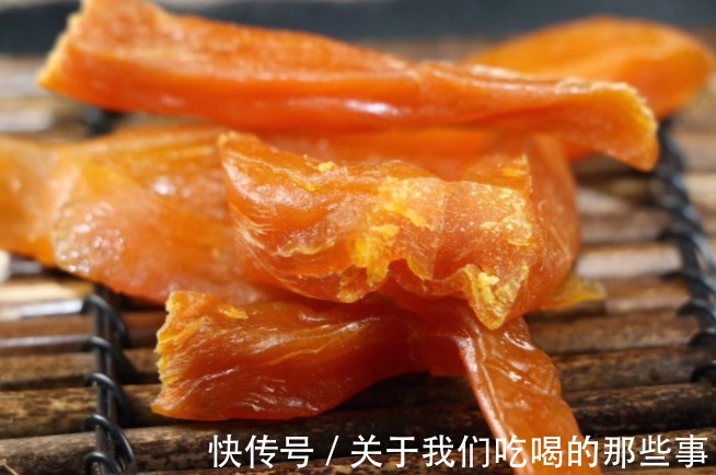 晒红薯干,牢记“三蒸三晒”,橙黄透亮,软糯香甜不粘牙,易保存