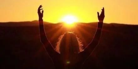 做自己生命中的太阳，不做月亮！