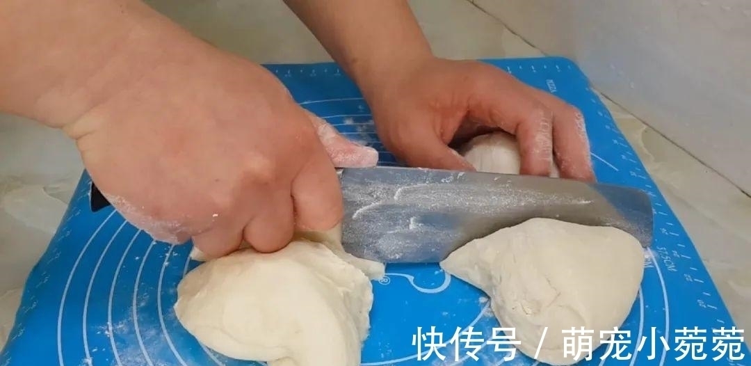 烙饼这做法太香了，开水一烫，柔软筋道又多层，出锅孩子都抢着吃