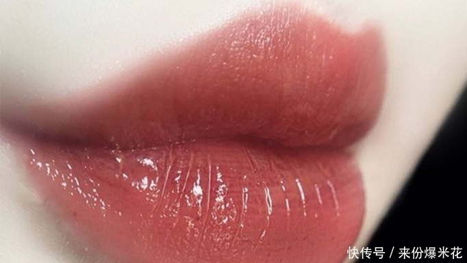 你还在直接涂口红?化妆师教你这样涂,一整天下来都不沾杯掉色