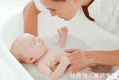 沐浴|宝宝出生这么久了,但是洗澡的正确姿势,你知道吗