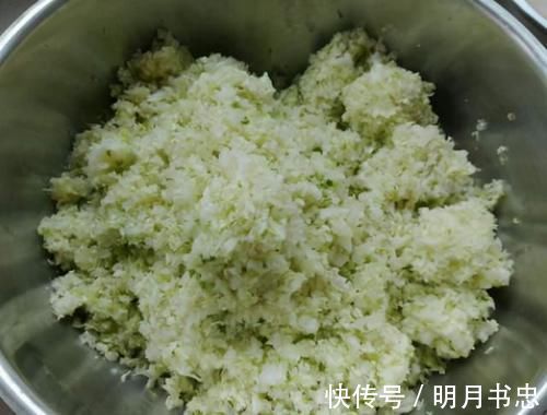 拌白菜猪肉馅时,有人放油有人焯水,教你1招,饺子馅香更饱满