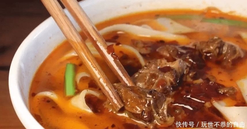 肉丸胡辣汤,和肉丁胡辣汤是回民卖的,胡辣汤早餐摊子上也很多