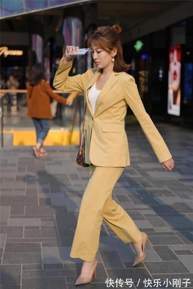 高跟鞋 职场美女一身黄色穿搭，搭配时尚高跟鞋，看上去优雅又大方