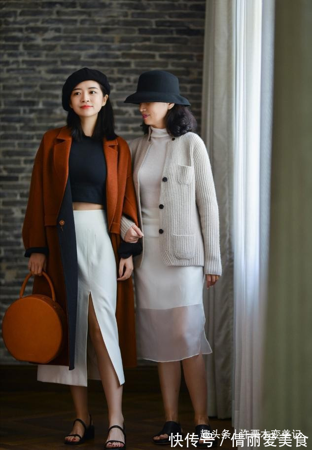一字领 女人过了55岁，就要少穿小黑裤，学三木妈妈这样穿，优雅显气质