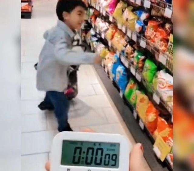 家长|小男孩考高分被奖励“随意购物”30秒火了，网友：争分夺秒挑零食