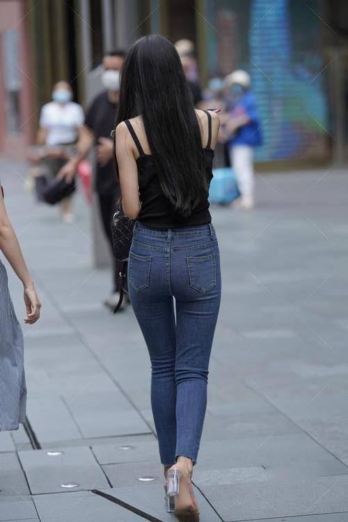 穿搭|苗条美女怎么穿搭？黑色吊带背心搭配紧身牛仔裤，展现好魅力！
