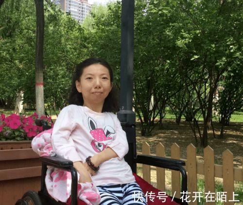油画&故事:“病床上的梵高”张俊莉瘫痪卧床37年,努力绘出精彩人生