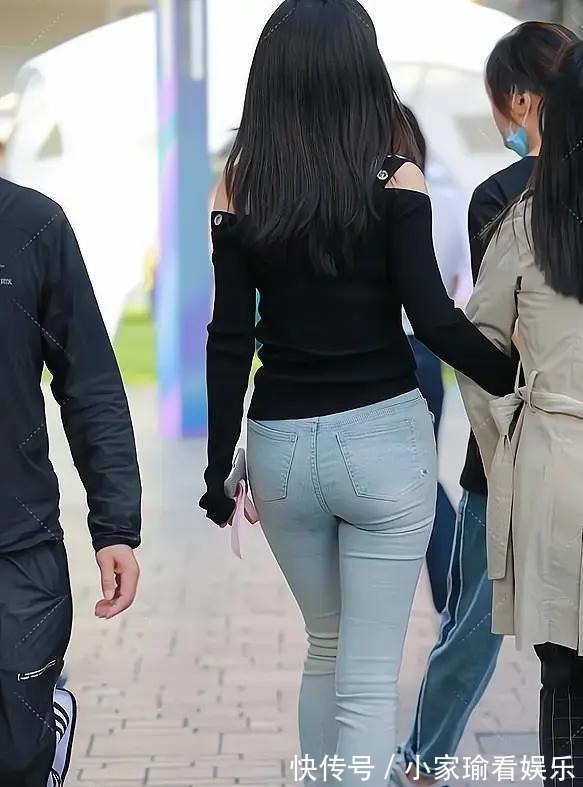 上衣 黑色一字肩上衣搭配浅蓝色牛仔裤,给人清爽感觉,减龄效果好