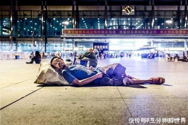 外国美女:为何中国的火车站广场，总有人“席地而眠”?