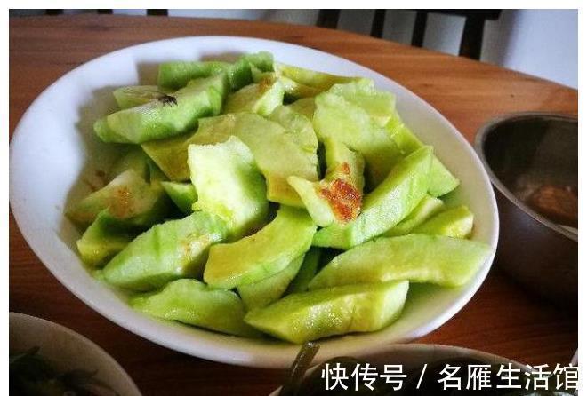 去山区看望老班长，他特意烧一桌菜招待，离开时他给我装一车山货