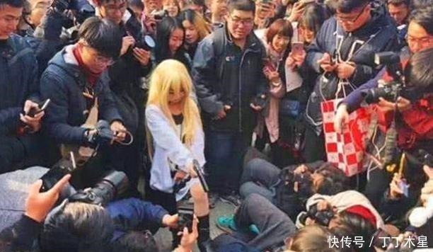 萝莉|超萌萝莉现身日本漫展,看到周围的人群,就连我都有些羡慕了