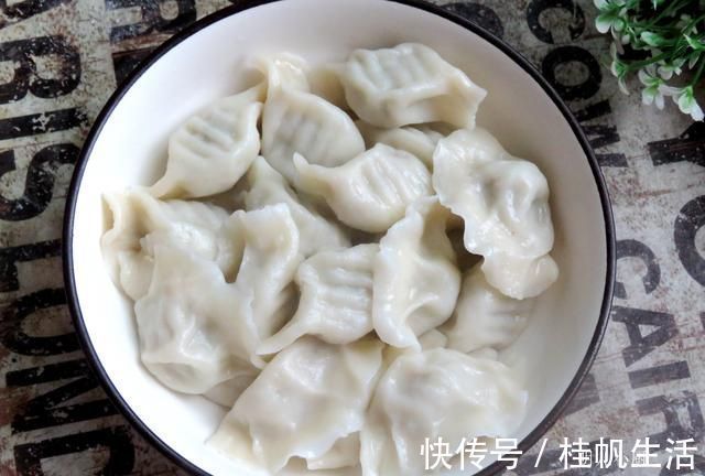 搅拌均匀|夏天，这菜2块钱一斤，包饺子一定要多加1步才好吃，娘俩吃了60个