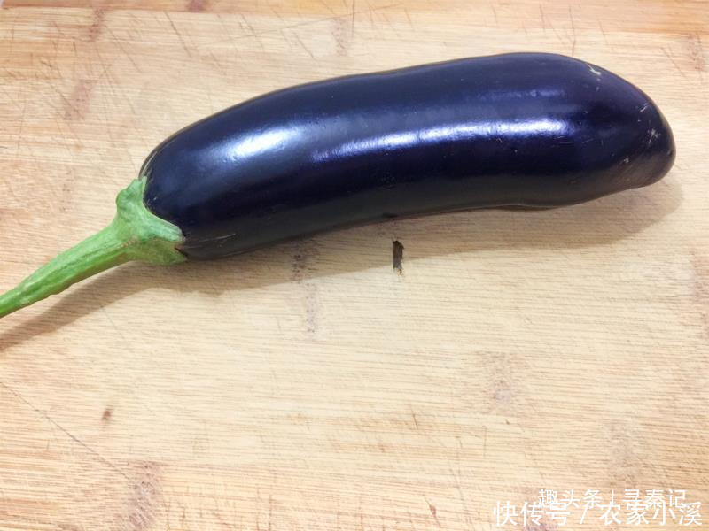  洋葱沫焖茄|焖茄子时，不需要加盐，只要加一勺它，茄子咸淡适宜，爽口又开胃