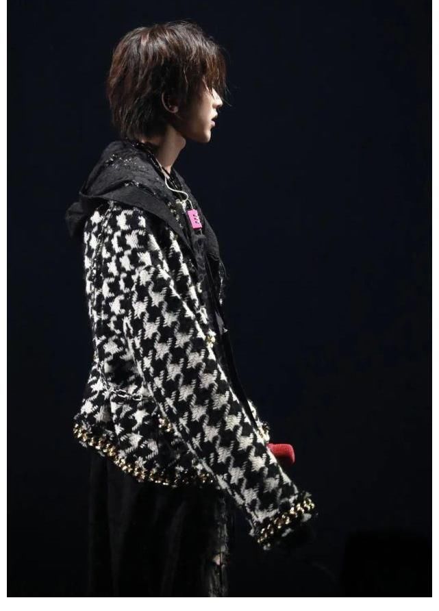 女友|蔡徐坤演唱会与女舞者借位吻,舞台效果拉满太撩人,女友粉直呼“看哭了”