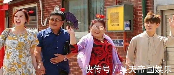 45岁咸素媛直播，全程戴着墨镜吃面条，墨镜起雾了都舍不得摘