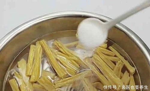 腐竹的正确做法,这样做腐竹不会硬,味道鲜美又开胃