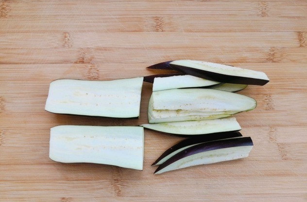 做蒸茄子，切开后不要直接蒸，学会1招，茄子不变色，好看又好吃