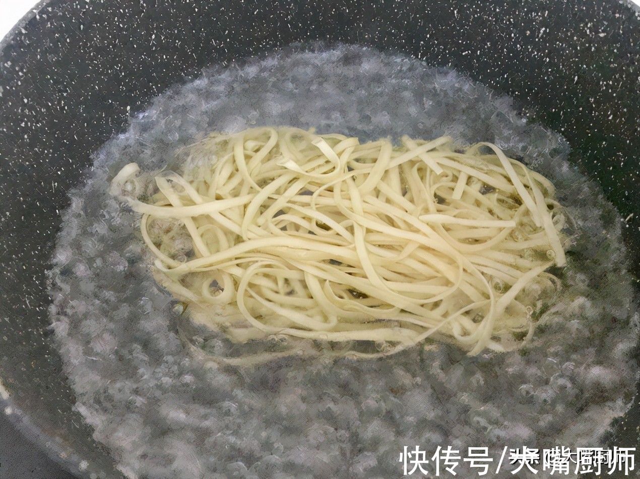 炒面条,不要煮好直接炒,学会3个技巧,面条筋道爽滑,不碎不粘